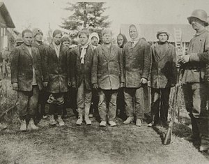 300px-Captured_Red_women_in_Syrjäntaka_1918[1].jpg